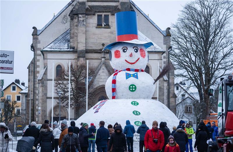 Bischofsgrüner Riesenschneemann lächelt bei jedem Wetter Im Zentrum von Bischofsgrün thront ein riesiger Schneemann. Traditionell wird er am Freitag vor Fasching aufgebaut.