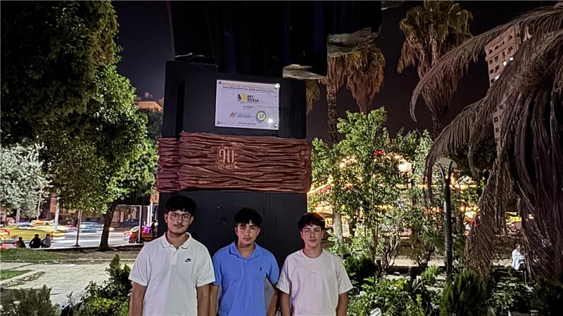 Drei Goslarer Syrer besuchen die Heimat ihrer Eltern Im Zentrum von Damaskus, mit der neuen syrischen Flagge im Hintergrund.