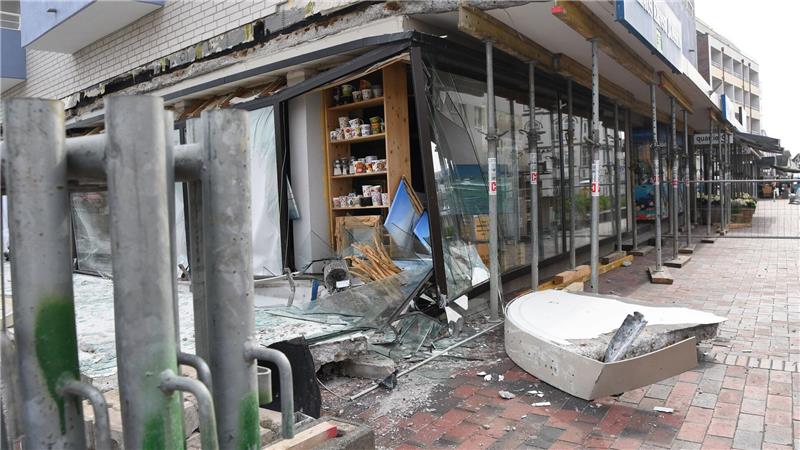 Im Zentrum von Westerland (Sylt) war am Montagabend das Beton-Vordach eines Mehrfamilienhauses mit Geschäften auf den Bürgersteig gestürzt. 