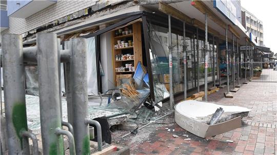 Im Zentrum von Westerland (Sylt) war am Montagabend das Beton-Vordach eines Mehrfamilienhauses mit Geschäften auf den Bürgersteig gestürzt. 