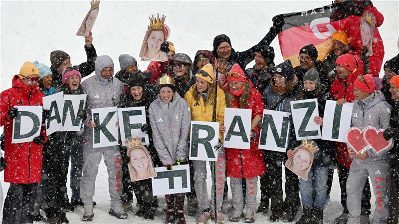 Sieben Strafrunden: Preuß verlässt ohne Happy End die Bühne Im Ziel wartete das Team mit einer Botschaft auf Franziska Preuß.