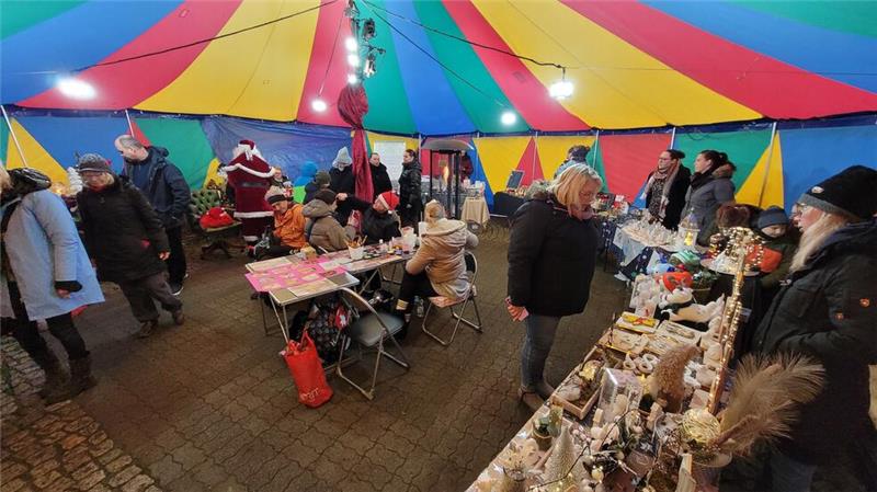Im Zirkuszelt an der "Biermünze" ist es warm und trocken. Da können Besucher in aller Ruhe stöbern.