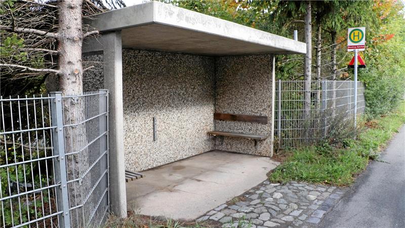 Zwei Vollsperrungen und eine Straßenfreigabe im Nordharz Im Zuge der Bauarbeiten erfolgt auch der Abriss des alten Waschbeton-Wartehäuschens an der B248.