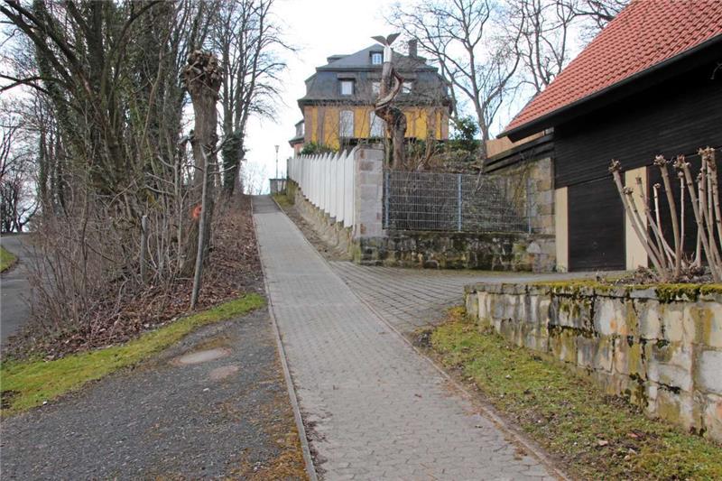 Im Zuge der Erneuerung des Wassernetzes kann das Schloss über eine neue Leitung versorgt werden, die über den Burgberg führt.  Foto: Werner