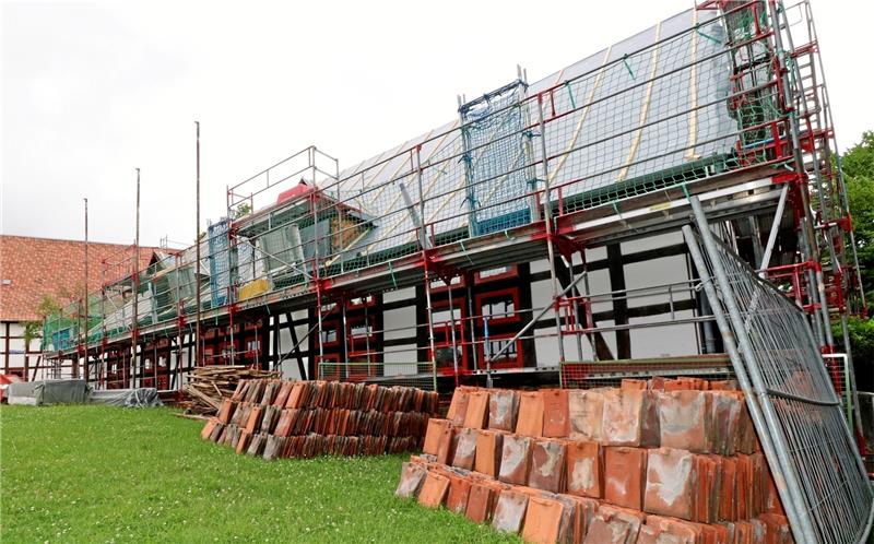 Memmert: „Containerdorf nicht für Flüchtlingsunterbringung“ Im Zuge der Sanierung hat der Dachdecker das Dach abgedeckt. Bei der Neueindeckung kommen die alten und weitere gebrauchte Ziegel zum Einsatz. Foto: Jambrek