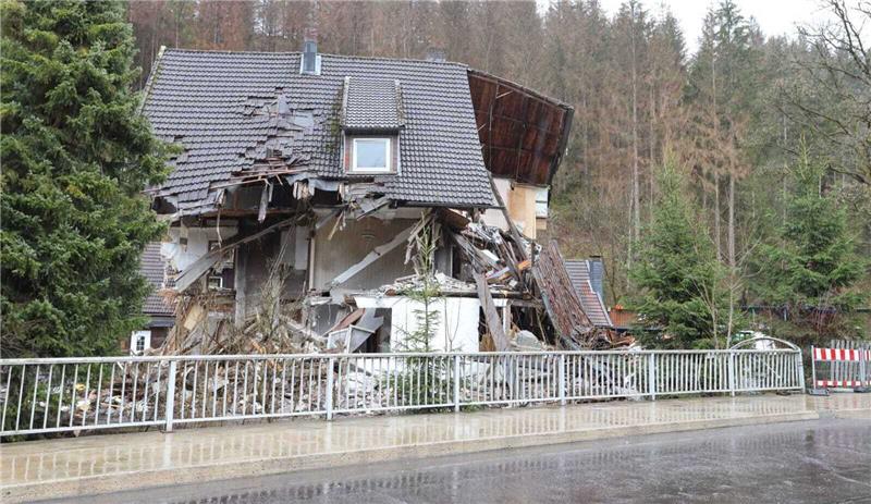 Im Zuge der Abrissarbeiten in der Altenauer Hüttenstraße ist die Front-Seite des Hauses zusamengekracht. Fotos: Neuendorf