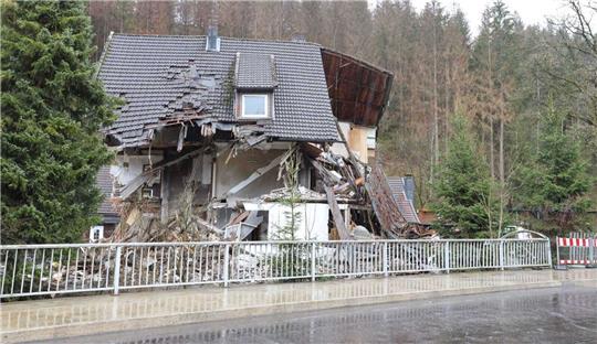 Im Zuge der Abrissarbeiten in der Altenauer Hüttenstraße ist die Front-Seite des Hauses zusamengekracht. Fotos: Neuendorf