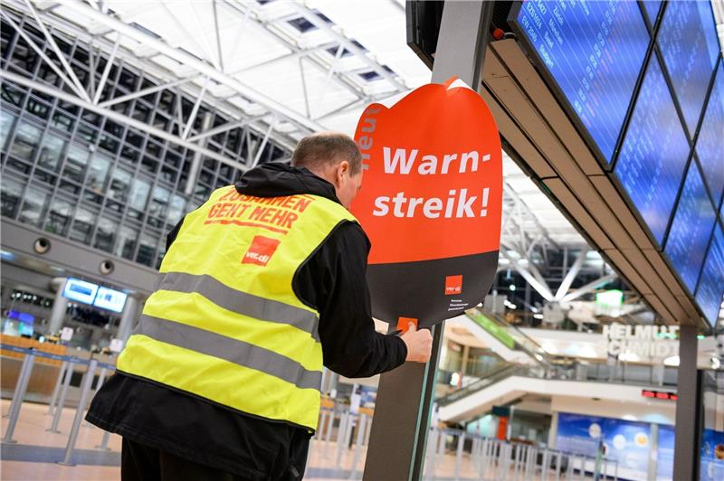 Verdi ruft zu zweitägigen Warnstreiks an drei Flughäfen auf Im Zusammenhang mit dem Streik ist mit längeren Wartezeiten bis hin zu Flugausfällen oder -streichungen zu rechnen.