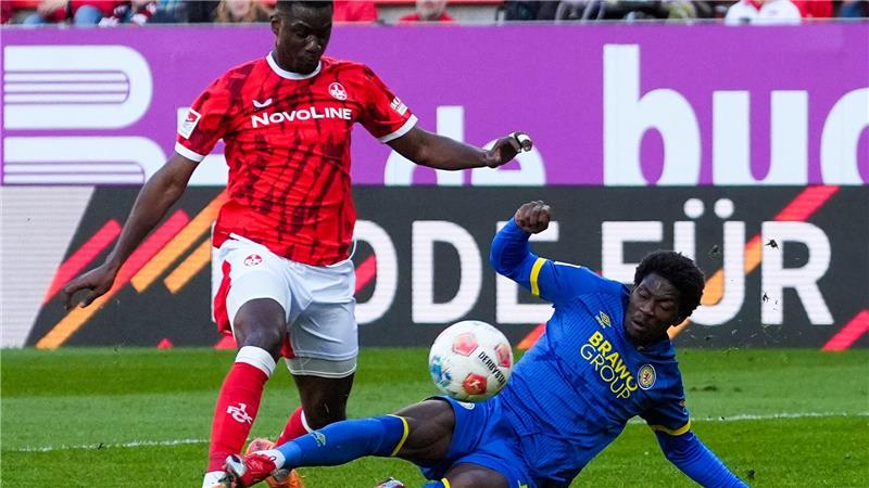 Im Zweikampf: Faride Alidou von Eintracht Braunschweig (r) und Maxwell Gyamfi vom 1. FC Kaiserslautern.