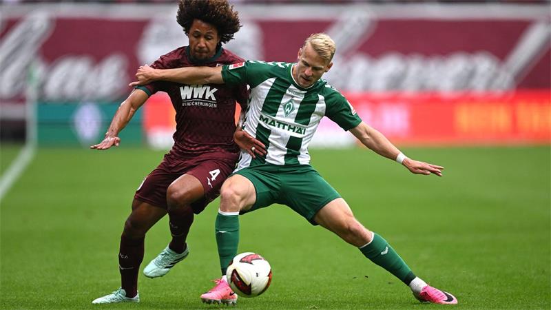 3:2 nach 0:2: Später Werder-Wahnsinn gegen Augsburg Im Zweikampf: Han-Noah Massengo vom FC Augsburg (l) und der Bremer Marco Grüll.