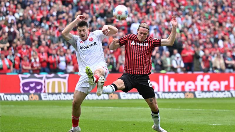 Im Zweikampf: Nürnbergs Torschütze Luka Lochoshvili (l) und Hannovers Stefan Teitur Thordarson.