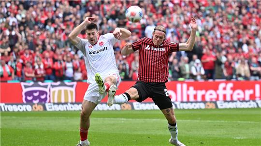 Im Zweikampf: Nürnbergs Torschütze Luka Lochoshvili (l) und Hannovers Stefan Teitur Thordarson.
