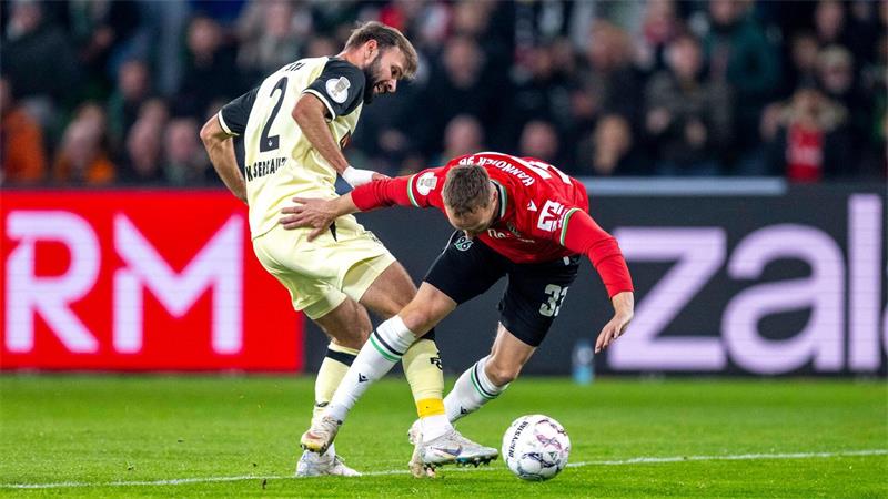 Aus im DFB-Pokal: Wagner und Hannover tief in der Krise Im Zweikampf: Simon Asta vom 1. FC Kaiserslautern (l) und Maurice Neubauer von Hannover 96.