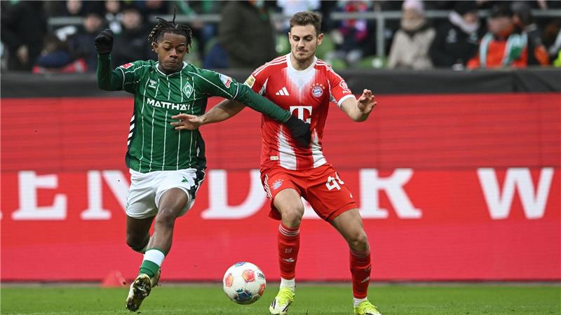 Im Zweikampf: Werders Samuel Mbangula und Josip Stanišic von Bayern München (r). 