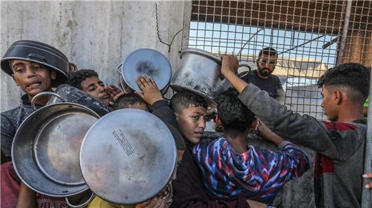 Im abgeriegelten Gazastreifen fehlt es an Lebensmitteln, Wasser und Medikamenten. (Archivbild)