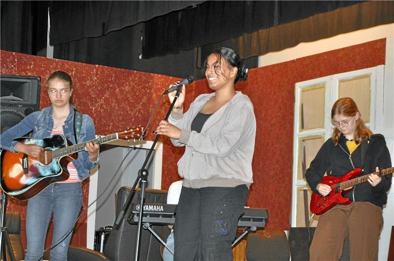 Die Amerikaner sind wieder in Goslar „I’m all shook up“: Sarah Moscoso Silva und Laura Meese-Marktscheffel (re.) rocken die Aula mit ihrer RG-Band und einer alten Elvis-Nummer.