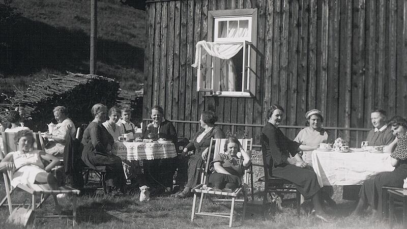 Spaß auf dem schmalen Steg des Weißwasserbachs haben in den 1950ern (v.li.): die Geschwister Rainer, Jochen und Christiane Köpsell.