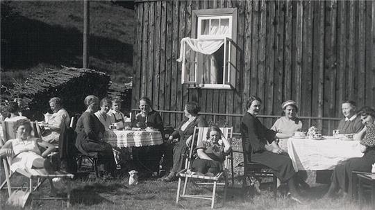 Spaß auf dem schmalen Steg des Weißwasserbachs haben in den 1950ern (v.li.): die Geschwister Rainer, Jochen und Christiane Köpsell.