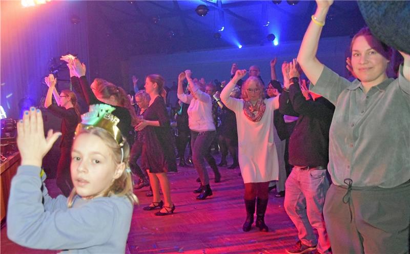 Im ausverkauften Saal des Kurgastzentrums ist die Tanzfläche die ganze Nacht hindurch gut gefüllt. Musik macht die Leipziger Band The New Hornett.