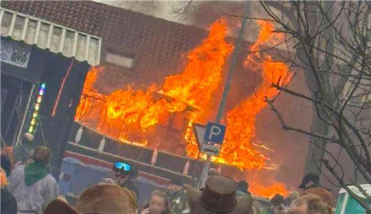 Im baden-württembergischen Kehl ist ein Faschingswagen in Brand geraten.