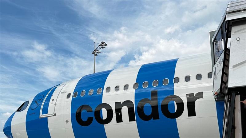 Erst Hochzeitsinsel, dann Hongkong: Bayern in Asien bejubelt Im blau-weißen Flieger ging es für die rot-weißen Bayern nach Asien.