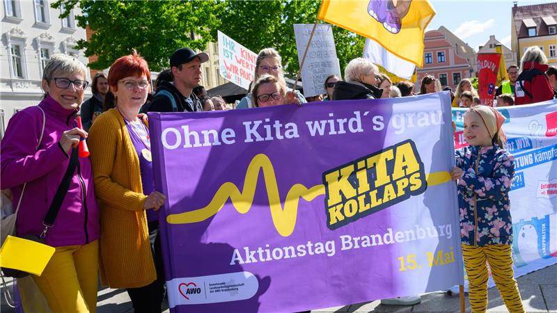 Im brandenburgischen Cottbus demonstrieren Erzieherinnen und Erzieher bei einem Aktionstag im Mai gegen einen drohenden „Kita-Kollaps“.