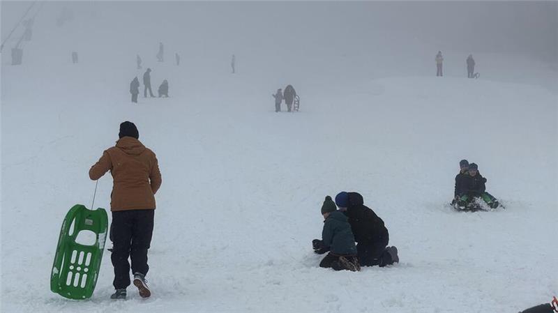 Braunlage: Wintereinbruch sorgt für Unfälle und Schneevergnügen Im dichten Nebel nutzen am Freitag viele Besucher den Skihang am Hexenritt zum Rodeln. Am Samstag soll jedoch wieder der Lift in Betrieb gehen und zum Ski- und Snowboardfahren einladen.