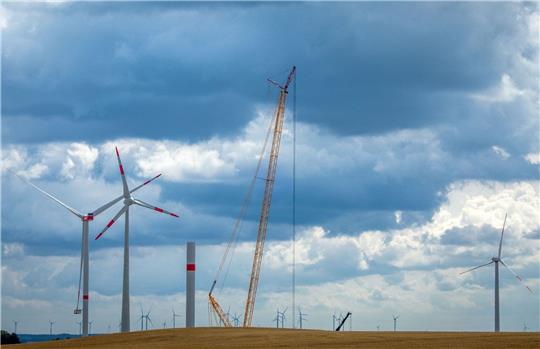 Im ersten Halbjahr 2023 wurden 331 Windräder mit einer Gesamtleistung von rund 1,56 Gigawatt errichtet.