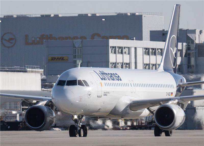 Lufthansa erwartet umsatzreichen Sommer mit teuren Tickets Im ersten Quartal beförderte die Lufthansa etwa 22 Millionen Fluggäste und damit rund 70 Prozent mehr als ein Jahr zuvor.