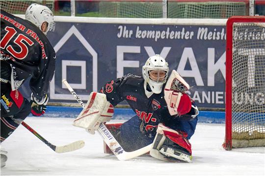 Im ersten Spiel der Harzer Falken gegen die Salzgitter Icefighters war Falken-Torwart Taylor Dupuis mit einer überragenden Leistung Garant für den Sieg. Der Kanadier führt die Statistik der Eishockey-Regionalliga Nord an. Foto: Drechsler