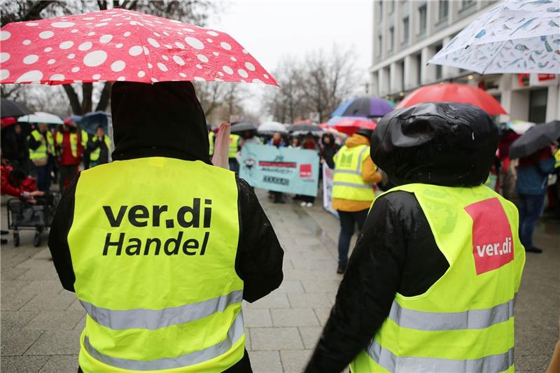 Verdi ruft bundesweit zu Warnstreiks im Handel auf Im festgefahrenen Tarifstreit des Einzelhandels hat die Gewerkschaft Verdi Beschäftigte bundesweit zu Warnstreiks aufgerufen.