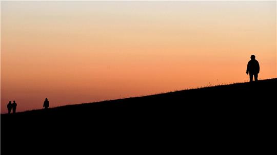 Im friesischen Wangerland sind Menschen aufgerufen, das neue Jahr auf den Deichen mit Fackeln, Lichterketten und Taschenlampen zu begrüßen. (Symbolbild)