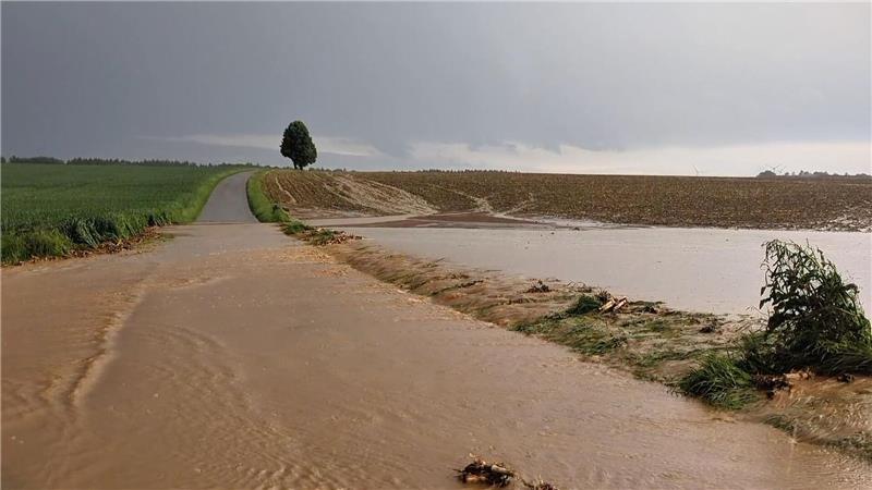 Im ganzen Land sind Einsatzkräfte wegen der Unwetter ausgerückt.