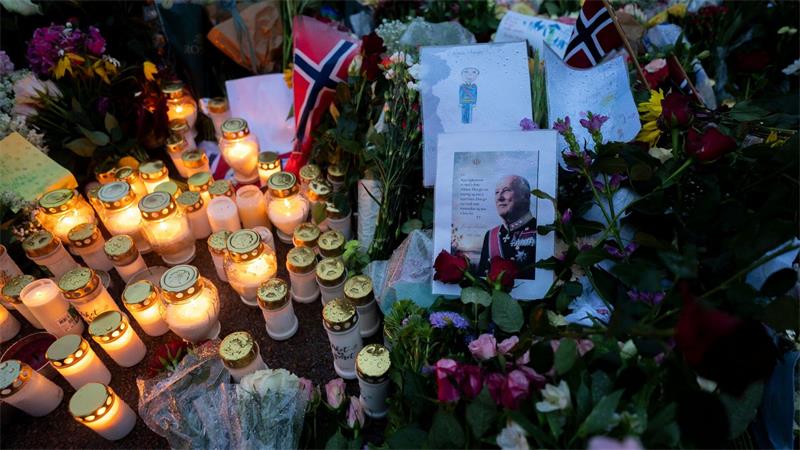 „Danke, Papa“ - So geht es nach König Haralds Tod weiter Im ganzen Land werden Kirchen und Kathedralen zum Ort der Trauer.