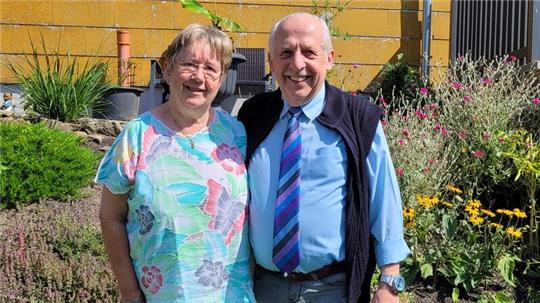 Im gerade erst fertig gewordenen Garten genießen Iris und Udo Künstel die Sonne.