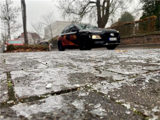 Im gesamten Landkresis fällt am Montag die Schule aus. Auch unnötige Autofahrten sollten laut Unwetterwarnung vermieden werden. Foto: Mark Alexander, dpa/pa