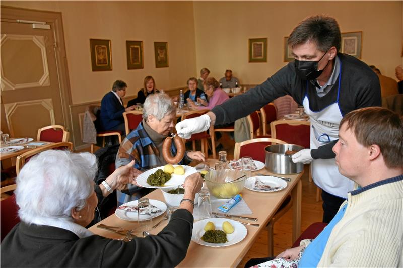 Am 31. Oktober gewinnt in Goslar die Lust am Gruseln die Oberhand Im großen Remter der Neuwerkgemeinde geht es bei Kirchenvorstandsmitglied Holger Zietz um die Wurst: Er verteilt die „Frischen“ und „Geräucherten“.