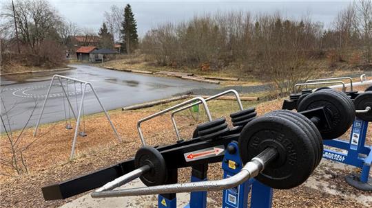 Im hinteren Bereich des Multifunktionsplatzes an der Von-Langen-Straße in Braunlage soll die Skateanlage entstehen. Die Fläche beginnt etwa am Ende der Beschriftung des Fahrradparcours und führt bis zum Zaun.