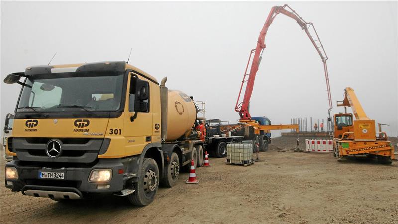 Im hohen Bogen hinein: Wenn die Witterung mitspielt, entsteht derzeit ein Fundament pro Woche auf der Haar für den Windpark.
