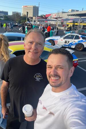 Goslarer Autoschrauber steht im Hot-Wheels-Weltfinale Im kalifornischen El Segundo trifft Paul Czarnecki (r.) auch Hot-Wheels-Chefdesigner Bryan Benedict