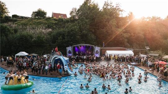Im kühlen Nass können die Zuschauer die heißen Bands gut feiern