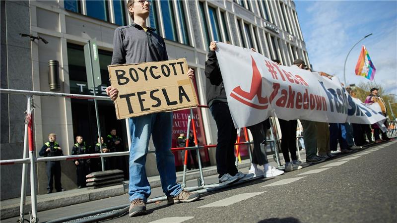 Tesla kommt nicht zur IAA nach München Im laufenden Jahr hat es immer wieder Proteste gegen Tesla wegen der politischen Aktivitäten seines Chefs Elon Musk gegeben. (Archivbild)
