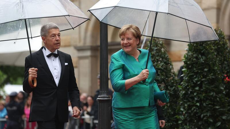 Angela Merkel kommt nicht zu den Bayreuther Festspielen Im letzten Jahr mussten sich Angela Merkel und Ehemann Joachim Sauer auf den Weg ins Bayreuther Festspielhaus mit Regenschirmen schützen. (Archivfoto)