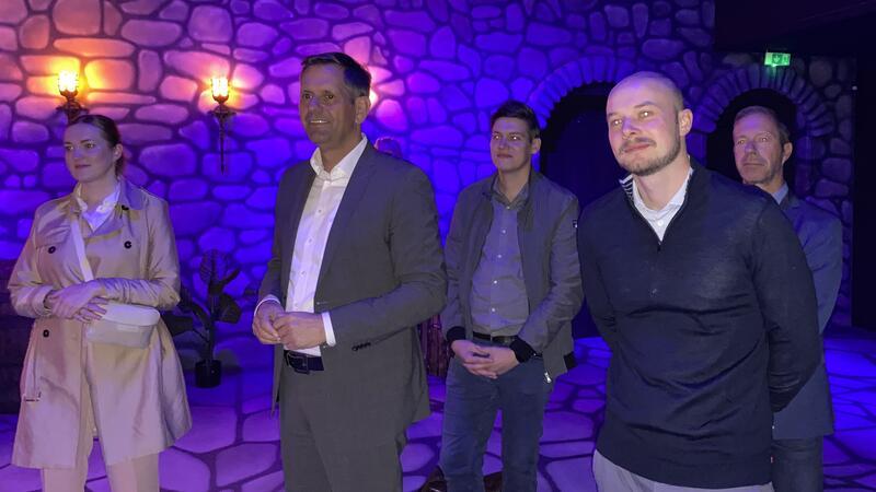 Im neuen Erlebniskino tauchen Minister Lies (Mitte) und seine Reisebegleiter in die Geschichte der Harzburg ein.