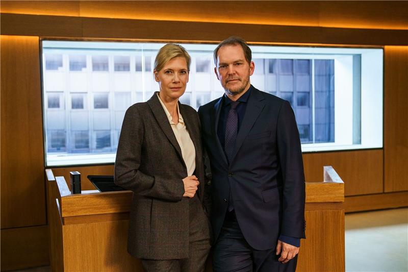 Zwei Wahrheiten - ein Prozess: Das neue Schirach-Drama Im neuen Gerichts-Drama von Ferdinand von Schirach spielen Ina Weisse und Godehard Giese ein ehemaliges Paar, das sich vor Gericht gegenübersteht.