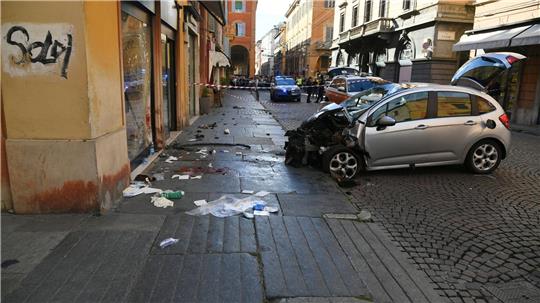 Im norditalienischen Modena fuhr ein Auto in eine Menschenmenge. 