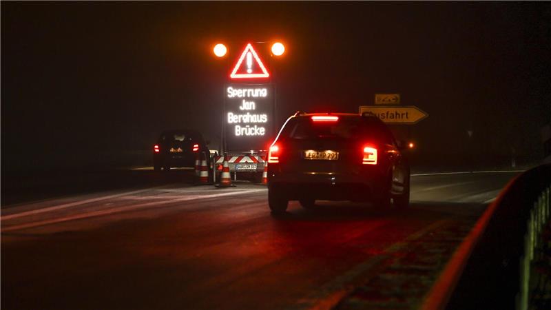 Im ostfriesischen Leer staute sich der Verkehr auf der Umfahrung der Jann-Berghaus-Brücke.