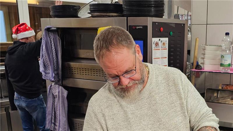 Weihnachtsessen für 1.000 Bedürftige Im siebten Jahr der Aktion will Calabrese mit seinem Team die Marke von 1.000 kostenlosen Essen knacken.