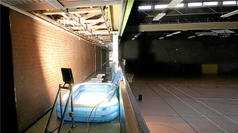 Im sogenannten Stiefelgang der Halle ist im Dezember 2023 ein aufblasbares Planschbecken aufgestellt, um durchs Dach eindringendes Wasser aufzufangen.
