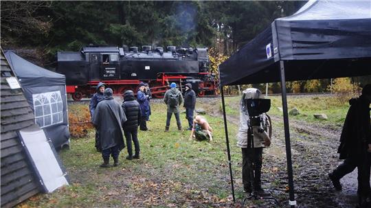 Im strömenden Regen drehen die Filmleute eine Szene mit der Dampflok der Harzquerbahn zwischen Elend und Sorge.